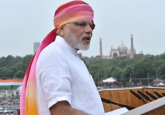 ২০১৭: গোলাপি, হলুদ ও কমলা রঙের টাই-অ্যান্ড-ডাই পাগড়ি পরেছিলেন।